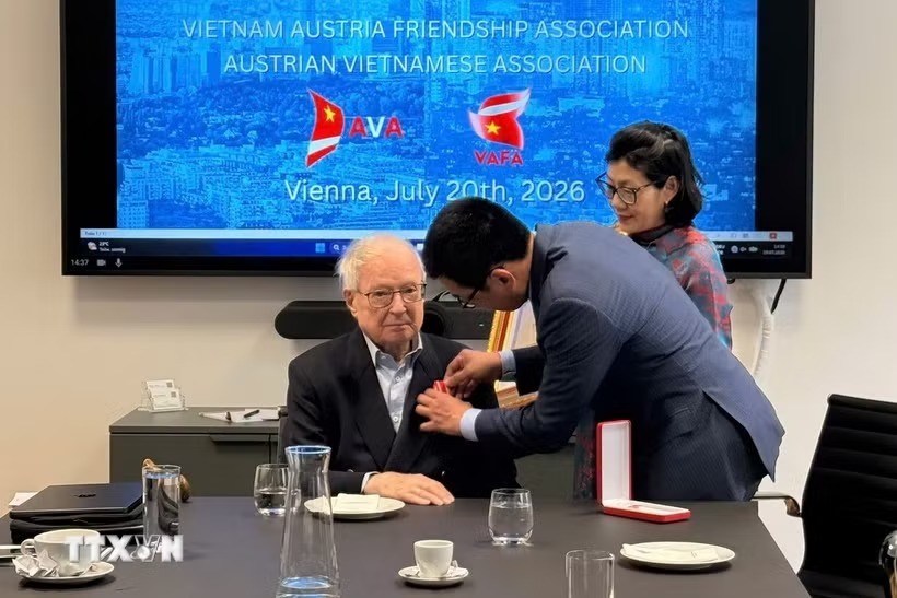 Ambassador Vu Le Thai Hoang presents the Friendship Order to Peter Jankowitsch. (Photo: VNA)