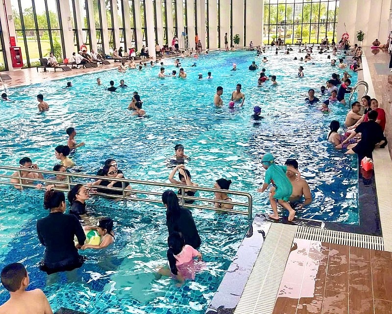Cư dân tương lai thư giãn và tái tạo năng lượng tại bể bơi bốn mùa cao cấp