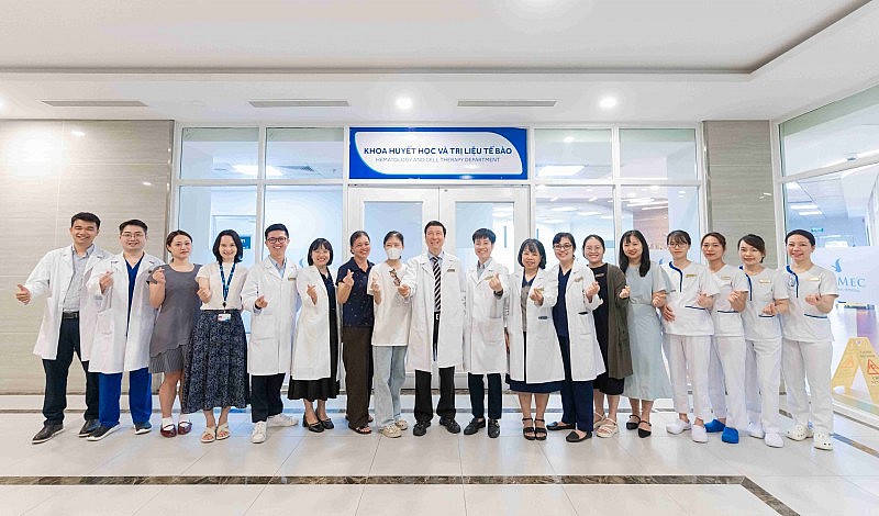 Đội ngũ chuyên gia Viện Nghiên cứu Tế bào gốc & Công nghệ Gen Vinmec chúc mừng nữ bệnh nhân đầu tiên điều trị lupus ban đỏ hệ thống bằng liệu pháp CAR-T tại Việt Nam.