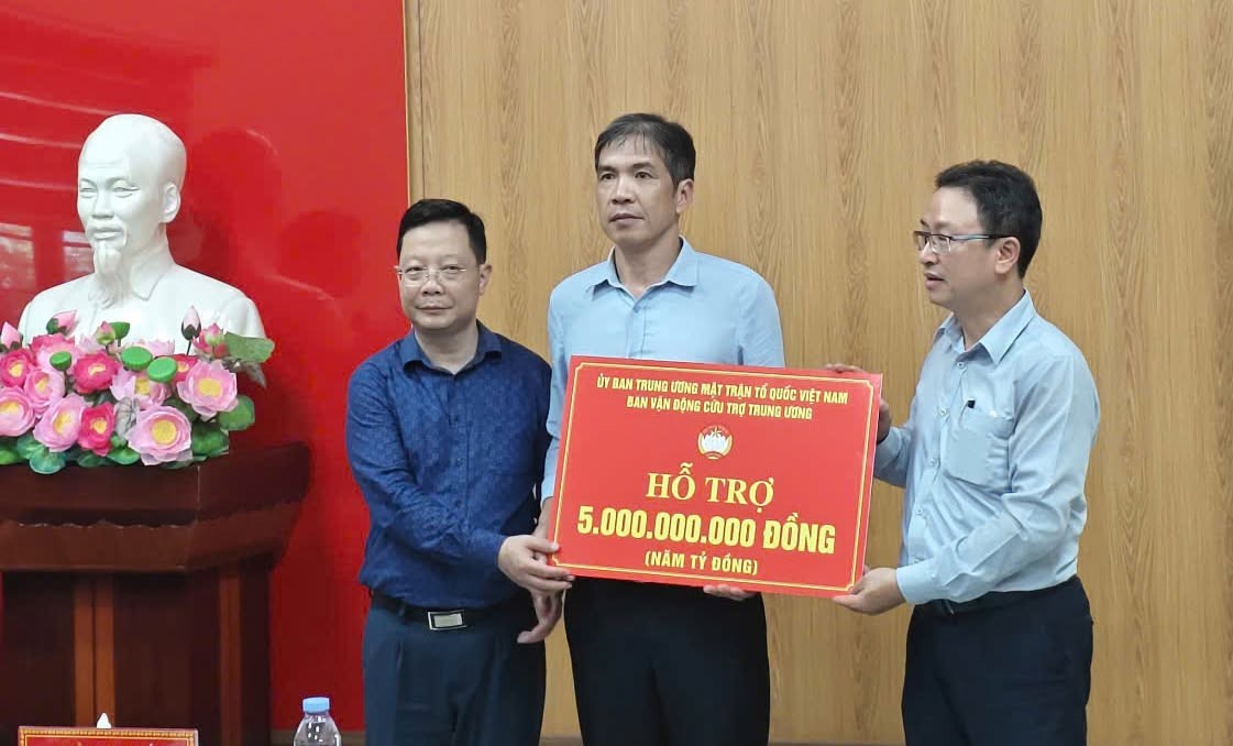 ông Nguyễn Văn Thanh - Ủy viên Đoàn Chủ tịch, Trưởng Ban Dân tộc và Tôn giáo Cơ quan Ủy ban Trung ương MTTQ Việt Nam đã trao số tiền hỗ trợ cho Ủy ban MTTQ Việt Nam tỉnh Lai Châu. ông Nguyễn Văn Thanh - Ủy viên Đoàn Chủ tịch, Trưởng Ban Dân tộc và Tôn giáo Cơ quan Ủy ban Trung ương MTTQ Việt Nam đã trao số tiền hỗ trợ cho Ủy ban MTTQ Việt Nam tỉnh Lai Châu.