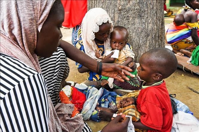 Người mẹ đút cho em nhỏ ăn tại trung tâm y tế ở Makary thuộc Cameroon. Ảnh: THX/TTXVN Người mẹ đút cho em nhỏ ăn tại trung tâm y tế ở Makary thuộc Cameroon. Ảnh: THX/TTXVN