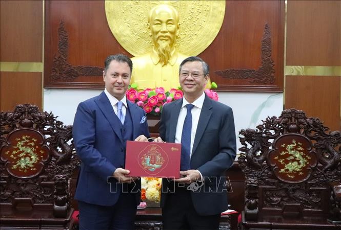 Chủ tịch Ủy ban nhân dân thành phố Cần Thơ Trương Cảnh Tuyên tặng quà lưu niệm cho Đại sứ Pakistan tại Việt Nam Kohdayar Marri. Chủ tịch Ủy ban nhân dân thành phố Cần Thơ Trương Cảnh Tuyên tặng quà lưu niệm cho Đại sứ Pakistan tại Việt Nam Kohdayar Marri.