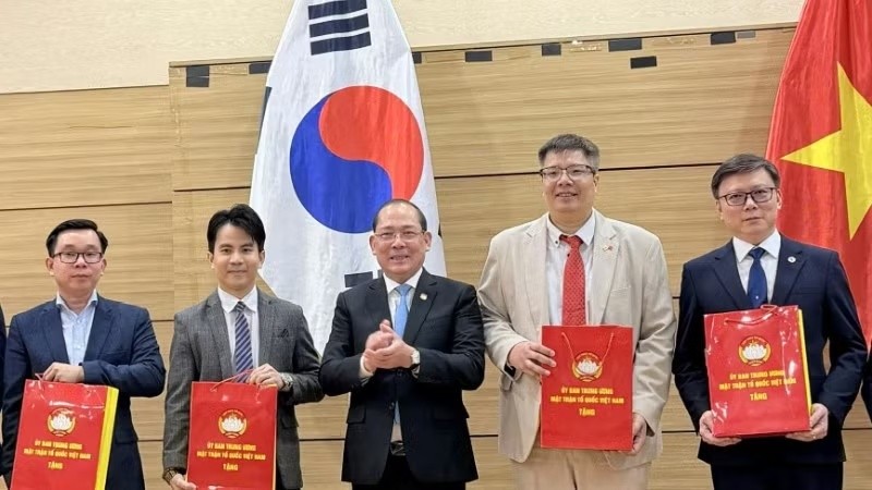 Phó Chủ tịch Ủy ban Trung ương Mặt trận Tổ quốc Việt Nam Hoàng Công Thủy trao quà cho đại diện Hiệp hội Doanh nhân và Đầu tư Việt Nam-Hàn Quốc và Hội Chuyên gia-Tri thức Việt Nam-Hàn Quốc. (Ảnh: VKBIA cung cấp) Phó Chủ tịch Ủy ban Trung ương Mặt trận Tổ quốc Việt Nam Hoàng Công Thủy trao quà cho đại diện Hiệp hội Doanh nhân và Đầu tư Việt Nam-Hàn Quốc và Hội Chuyên gia-Tri thức Việt Nam-Hàn Quốc. (Ảnh: VKBIA cung cấp)
