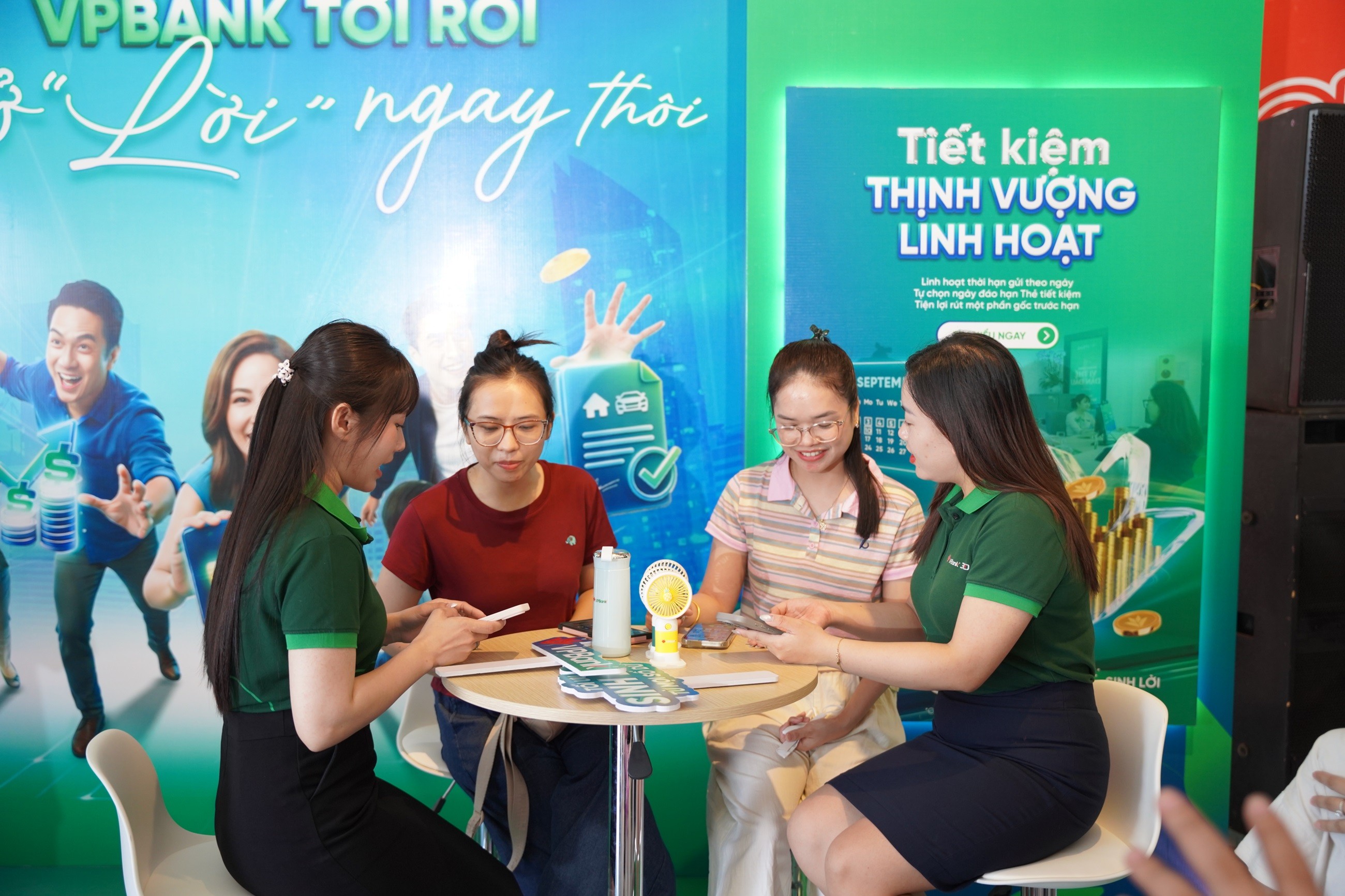 Khách hàng trải nghiệm các sản phẩm tài chính tại gian hàng của VPBank ở GO! Thanh Hóa Khách hàng trải nghiệm các sản phẩm tài chính tại gian hàng của VPBank ở GO! Thanh Hóa