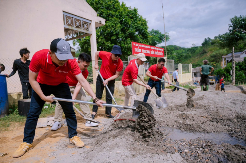 Thực hiện công trình con đường đến trường Thực hiện công trình con đường đến trường