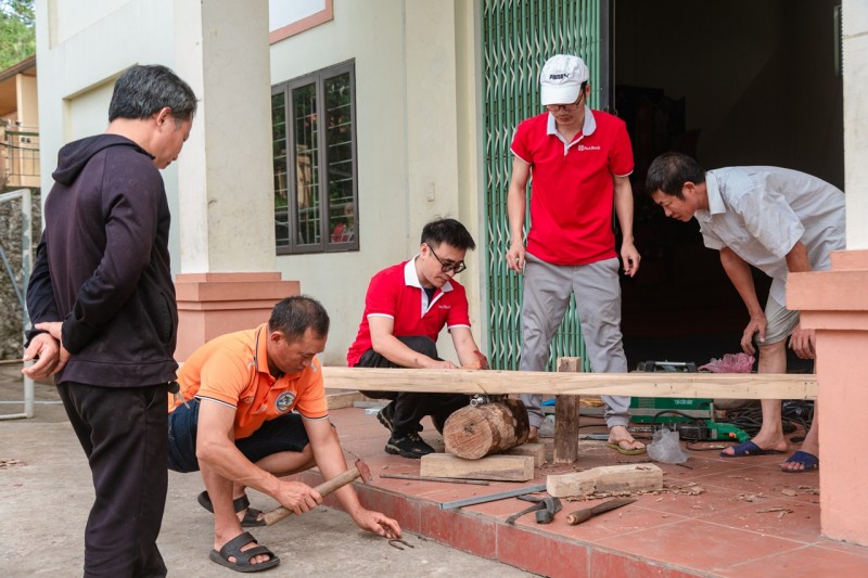 Các SeAbankers làm bập bênh cho trẻ tại điểm trường mầm non Xéo Tả 2 Các SeAbankers làm bập bênh cho trẻ tại điểm trường mầm non Xéo Tả 2