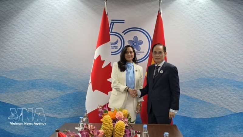 Vietnamese Minister of Foreign Affairs Le Hoai Trung and Canadian Foreign Minister Anita Anand pose for a commemorative photo. (Photo: VNA)