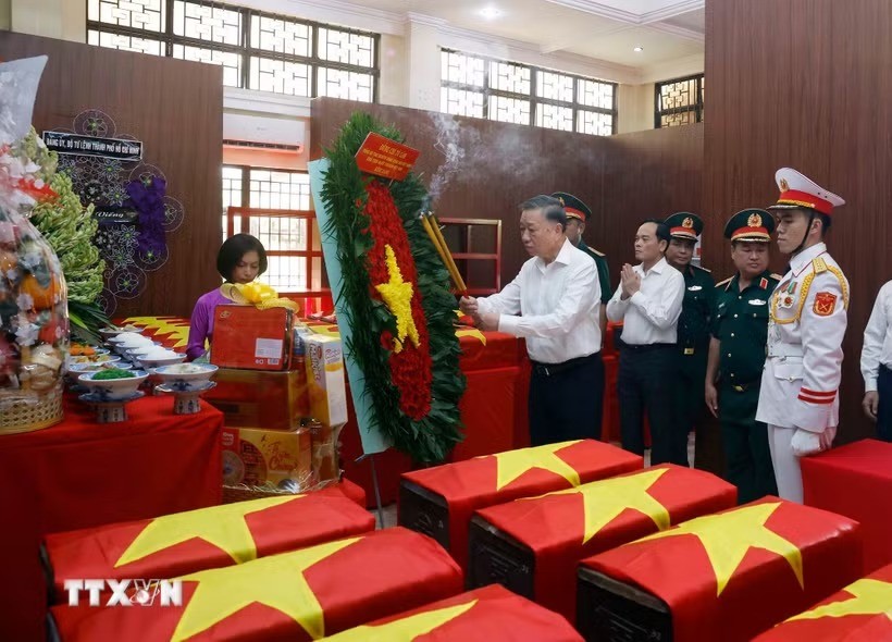 Tổng Bí thư, Chủ tịch nước Tô Lâm dâng hương tưởng niệm, tri ân các Anh hùng liệt sỹ. (Ảnh: Thống Nhất/TTXVN) Tổng Bí thư, Chủ tịch nước Tô Lâm dâng hương tưởng niệm, tri ân các Anh hùng liệt sỹ. (Ảnh: Thống Nhất/TTXVN)