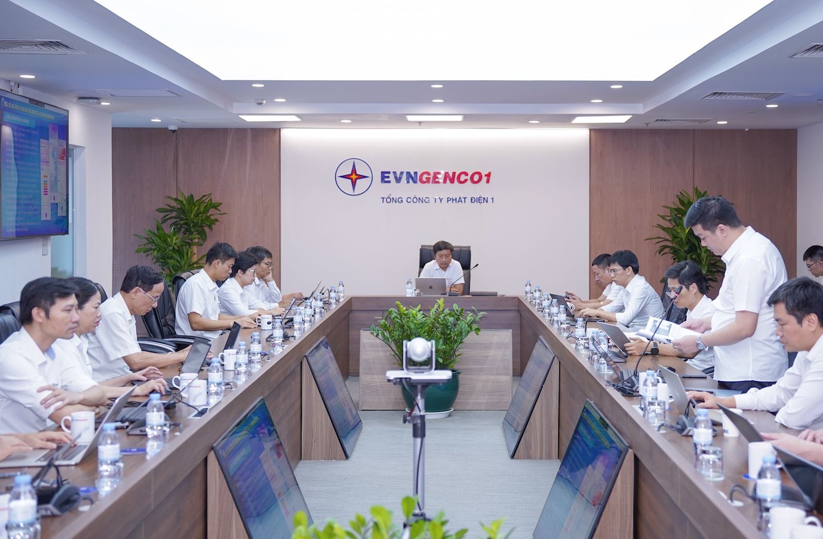 Đại diện Ban Khoa học công nghệ và Đổi mới sáng tạo EVNGENCO1 báo cáo kết quả triển khai các nhiệm vụ khoa học công nghệ, đổi mới sáng tạo và chuyển đổi số tại Phiên họp