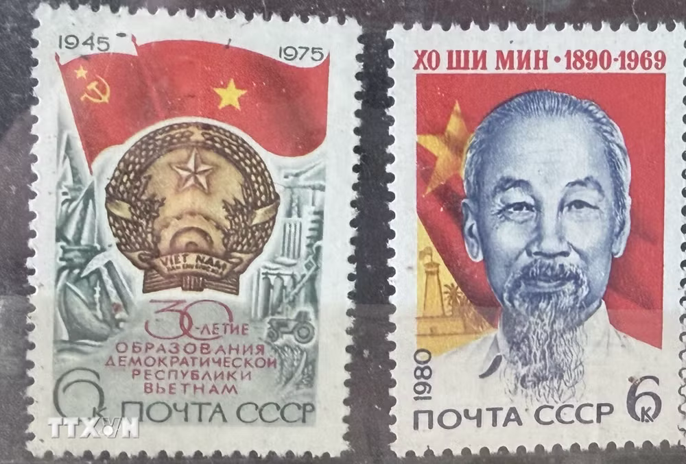 Марки с изображением Хо Ши Мина и серия «К 30-летию Национального праздника Социалистической Республики Вьетнам», выпущенная СССР 28 августа 1975 года, из коллекции Чан Хыу Хюэ. (Фото: Тхань Шанг/ВИА)