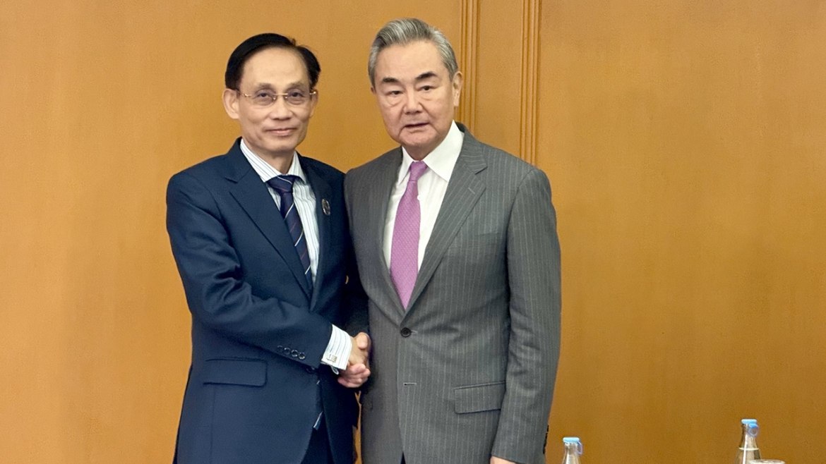 越共中央政治局委员、外交部长黎怀忠在菲律宾会见中共中央政治局委员、中央外事工作委员会办公室主任、外交部长王毅。