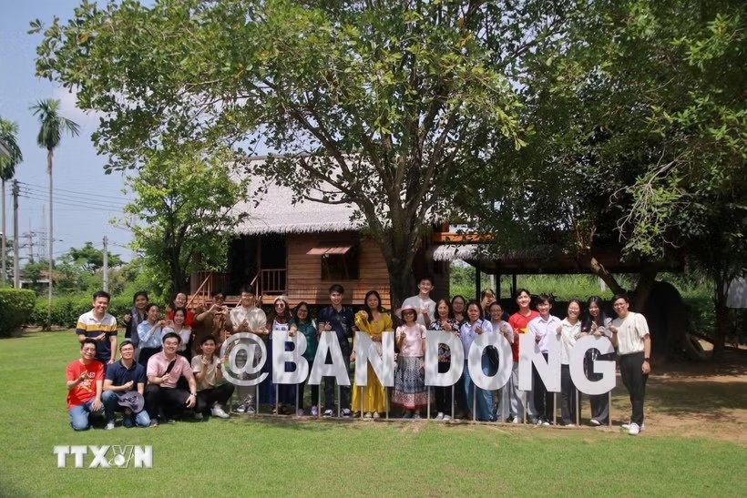 Vietnamese students in Thailand took a commemorative photo at Ban Dong Ho Chi Minh Museum in Phichit province. (Photo: VNA) Vietnamese students in Thailand took a commemorative photo at Ban Dong Ho Chi Minh Museum in Phichit province. (Photo: VNA)