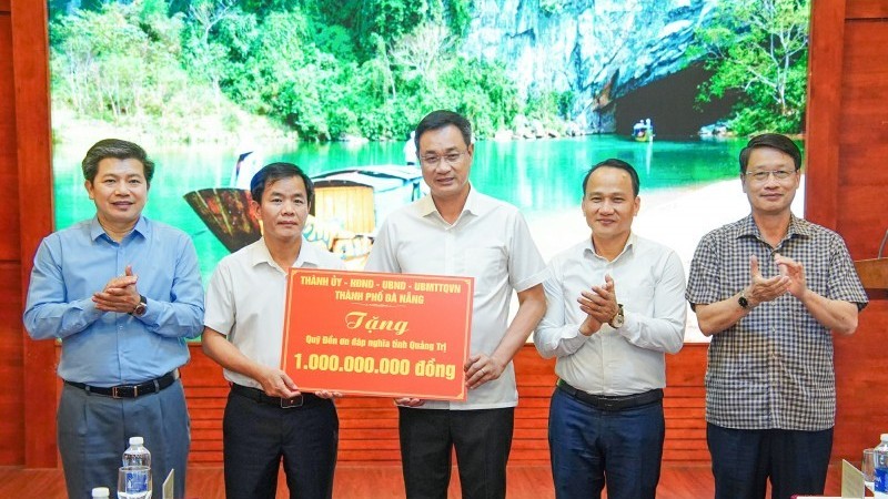 ដាណាំងប្រគល់ថវិកាចំនួន ១ ប៊ីលានដុងគាំទ្រមូលនិធិ "តបស្នងសងគុណ" ខេត្តក្វាងទ្រី