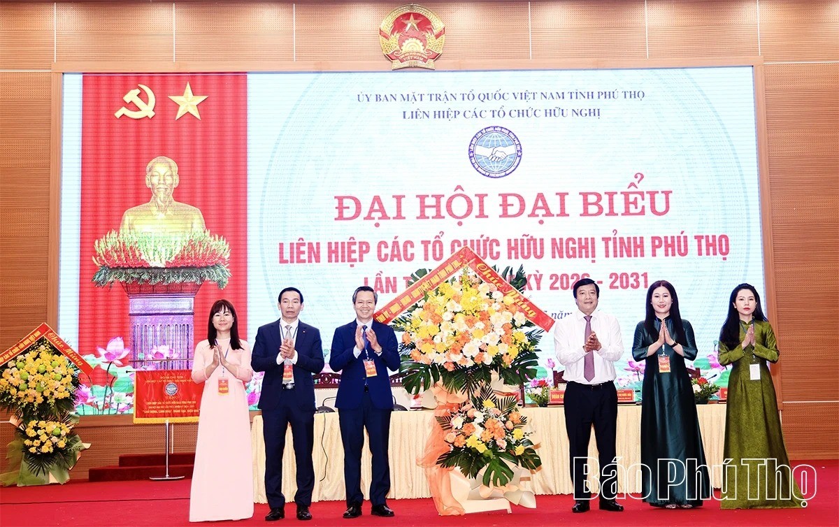 Phó Bí thư Tỉnh ủy Nguyễn Mạnh Sơn tặng hoa chúc mừng Đại hội. Phó Bí thư Tỉnh ủy Nguyễn Mạnh Sơn tặng hoa chúc mừng Đại hội.