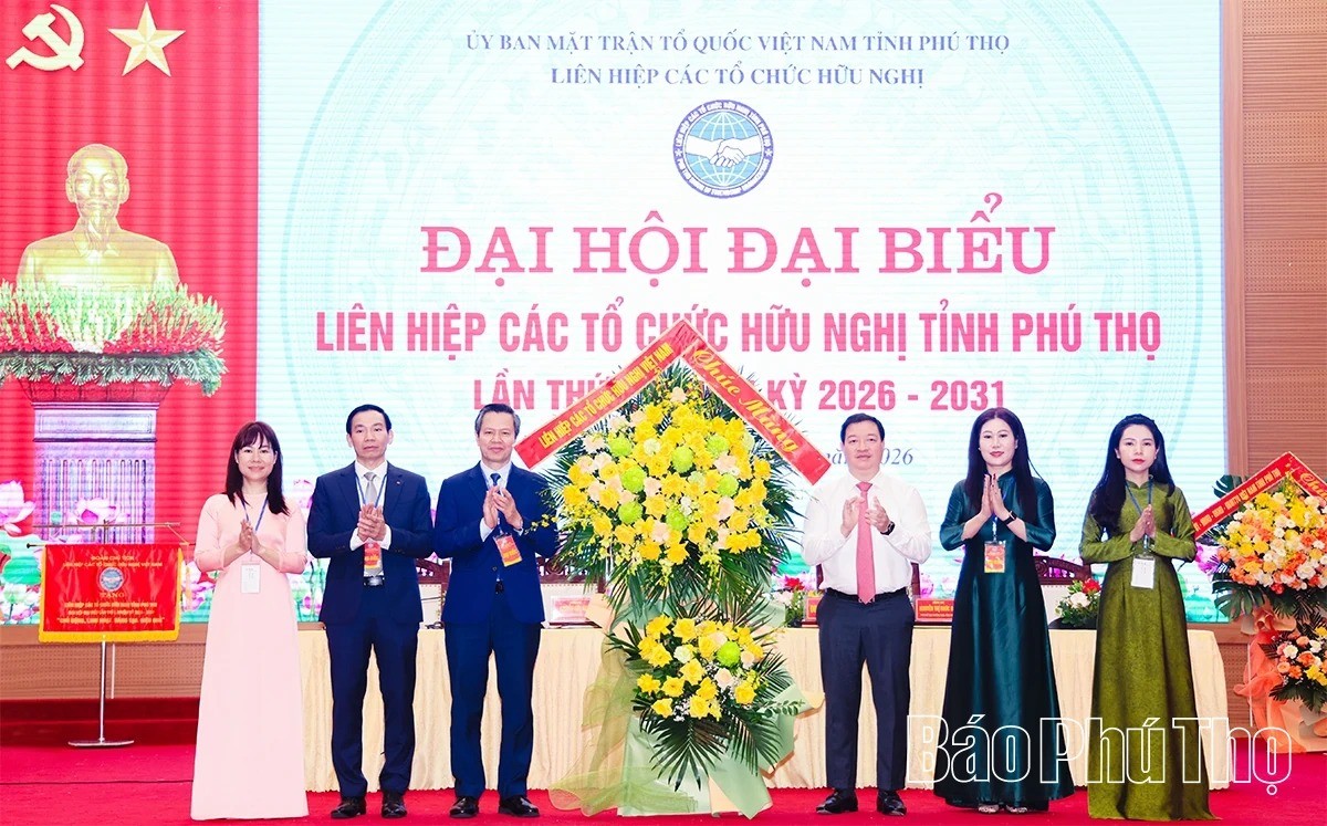 Phó Chủ tịch Liên hiệp các tổ chức hữu nghị Việt Nam Nguyễn Ngọc Hùng tặng hoa chúc mừng Đại hội. Phó Chủ tịch Liên hiệp các tổ chức hữu nghị Việt Nam Nguyễn Ngọc Hùng tặng hoa chúc mừng Đại hội.