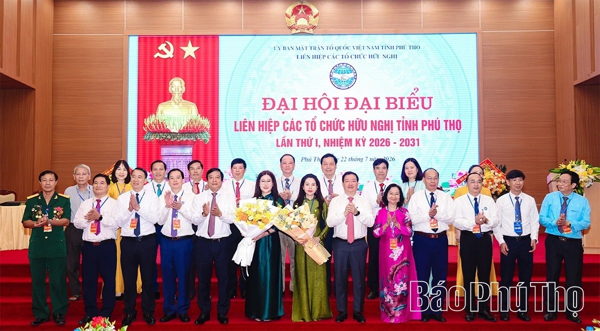 Đồng chí Nguyễn Thị Chúc Hảo - Chủ tịch Liên hiệp các tổ chức hữu nghị tỉnh nhiệm kỳ 2026-2031 tặng hoa chúc mừng các đồng chí không tham gia Ban Chấp hành Liên hiệp các tổ chức hữu nghị tỉnh nhiệm kỳ 2026-2031. Đồng chí Nguyễn Thị Chúc Hảo - Chủ tịch Liên hiệp các tổ chức hữu nghị tỉnh nhiệm kỳ 2026-2031 tặng hoa chúc mừng các đồng chí không tham gia Ban Chấp hành Liên hiệp các tổ chức hữu nghị tỉnh nhiệm kỳ 2026-2031.