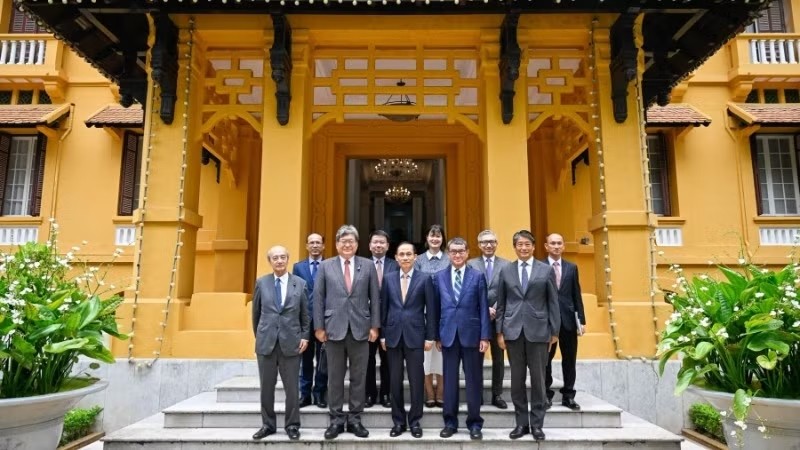 Politburo member and Minister of Foreign Affairs Le Hoai Trung poses for a group photo with Hagiuda Koichi, Acting Secretary-General of Japan's Liberal Democratic Party, and delegates attending the meeting. (Photo: Ministry of Foreign Affairs of Vietnam) Politburo member and Minister of Foreign Affairs Le Hoai Trung poses for a group photo with Hagiuda Koichi, Acting Secretary-General of Japan's Liberal Democratic Party, and delegates attending the meeting. (Photo: Ministry of Foreign Affairs of Vietnam)