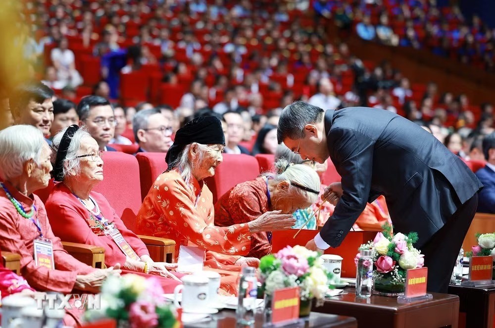 Thủ tướng Lê Minh Hưng tặng quà cho các Mẹ Việt Nam Anh hùng dự Hội nghị Tri ân người có công với cách mạng toàn quốc năm 2026. (Ảnh: Dương Giang/TTXVN) Thủ tướng Lê Minh Hưng tặng quà cho các Mẹ Việt Nam Anh hùng dự Hội nghị Tri ân người có công với cách mạng toàn quốc năm 2026. (Ảnh: Dương Giang/TTXVN)