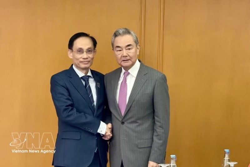 Le Hoai Trung, Politburo member of the Communist Party of Vietnam (CPV) Central Committee, Minister of Foreign Affairs (L), meets with Wang Yi, Politburo member, Director of the Office of the Commission for Foreign Affairs of the Communist Party of China (CPC) Central Committee and Minister of Foreign Affairs of China, in Manila, the Philippines, on July 22. (Photo: VNA) Le Hoai Trung, Politburo member of the Communist Party of Vietnam (CPV) Central Committee, Minister of Foreign Affairs (L), meets with Wang Yi, Politburo member, Director of the Office of the Commission for Foreign Affairs of the Communist Party of China (CPC) Central Committee and Minister of Foreign Affairs of China, in Manila, the Philippines, on July 22. (Photo: VNA)