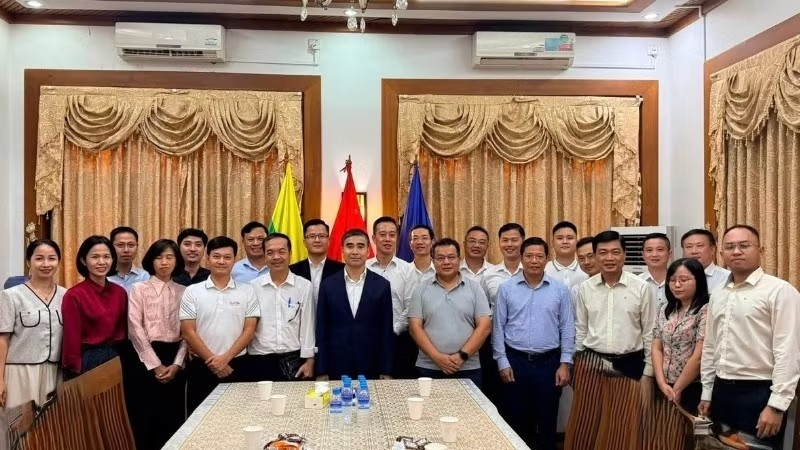 Ambassador Nguyen Anh Duc poses for a commemorative photo with representatives of the Vietnamese business community. (Photo: Embassy of Vietnam in Myanmar) Ambassador Nguyen Anh Duc poses for a commemorative photo with representatives of the Vietnamese business community. (Photo: Embassy of Vietnam in Myanmar)