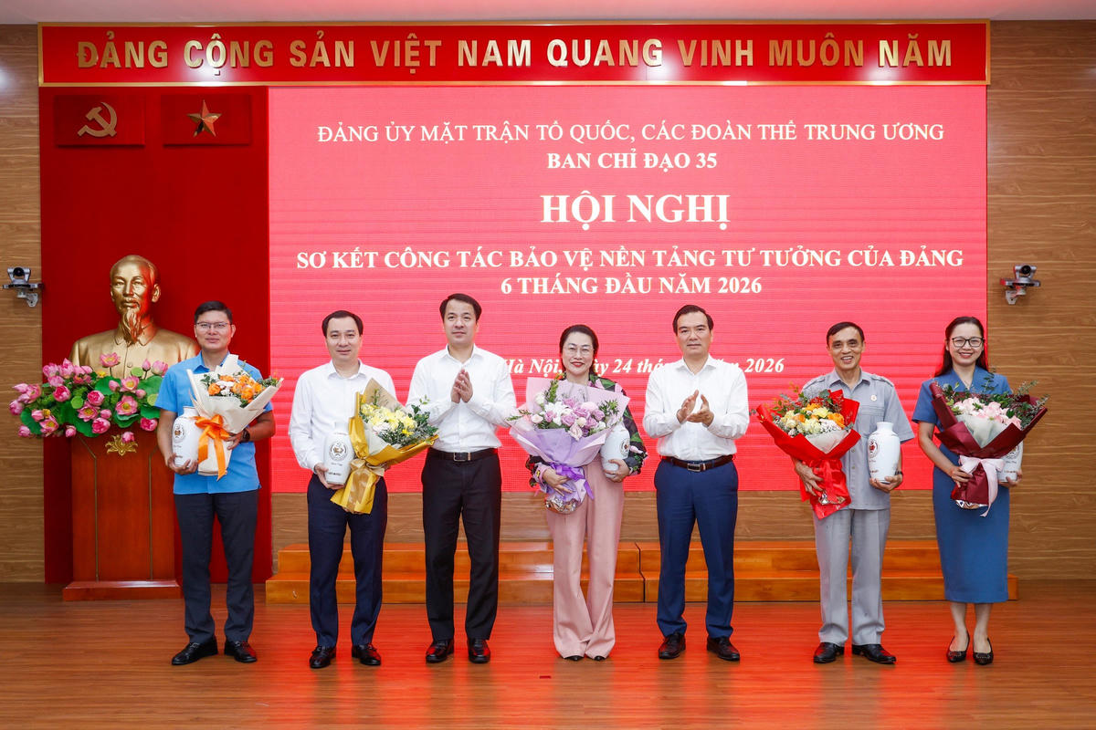Tiếp tục thực hiện “4 kiên định” về chính trị, tư tưởng Đồng chí Ngô Văn Cương - Phó Bí thư, Trưởng Ban Chỉ đạo 35 Đảng ủy; đồng chí Nguyễn Minh Chung - Ủy viên Ban Thường vụ, Trưởng Ban Tuyên giáo và Dân vận Đảng ủy, Phó Trưởng ban Thường trực Ban Chỉ đạo 35 Đảng ủy tặng hoa tri ân các thành viên thôi không tham gia Ban Chỉ đạo 35 Đảng ủy nhiệm kỳ 2025 – 2030.