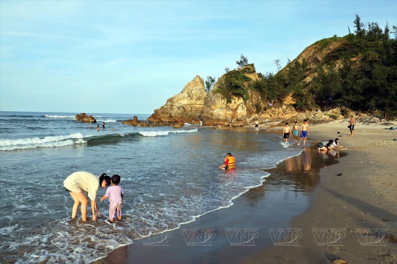 Visitors at Bai Da Nhay. (Photo: VNP)