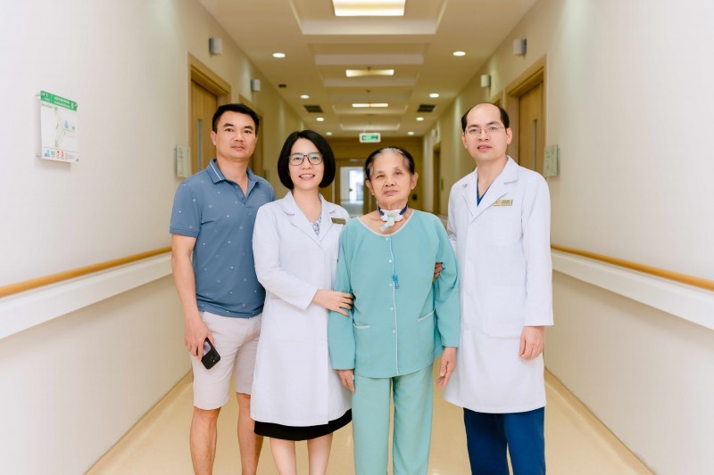 Bệnh nhân bình phục ngoạn mục trong niềm vui của gia đình và đội ngũ bác sĩ. (Ảnh: Vinmec) Bệnh nhân bình phục ngoạn mục trong niềm vui của gia đình và đội ngũ bác sĩ. (Ảnh: Vinmec)
