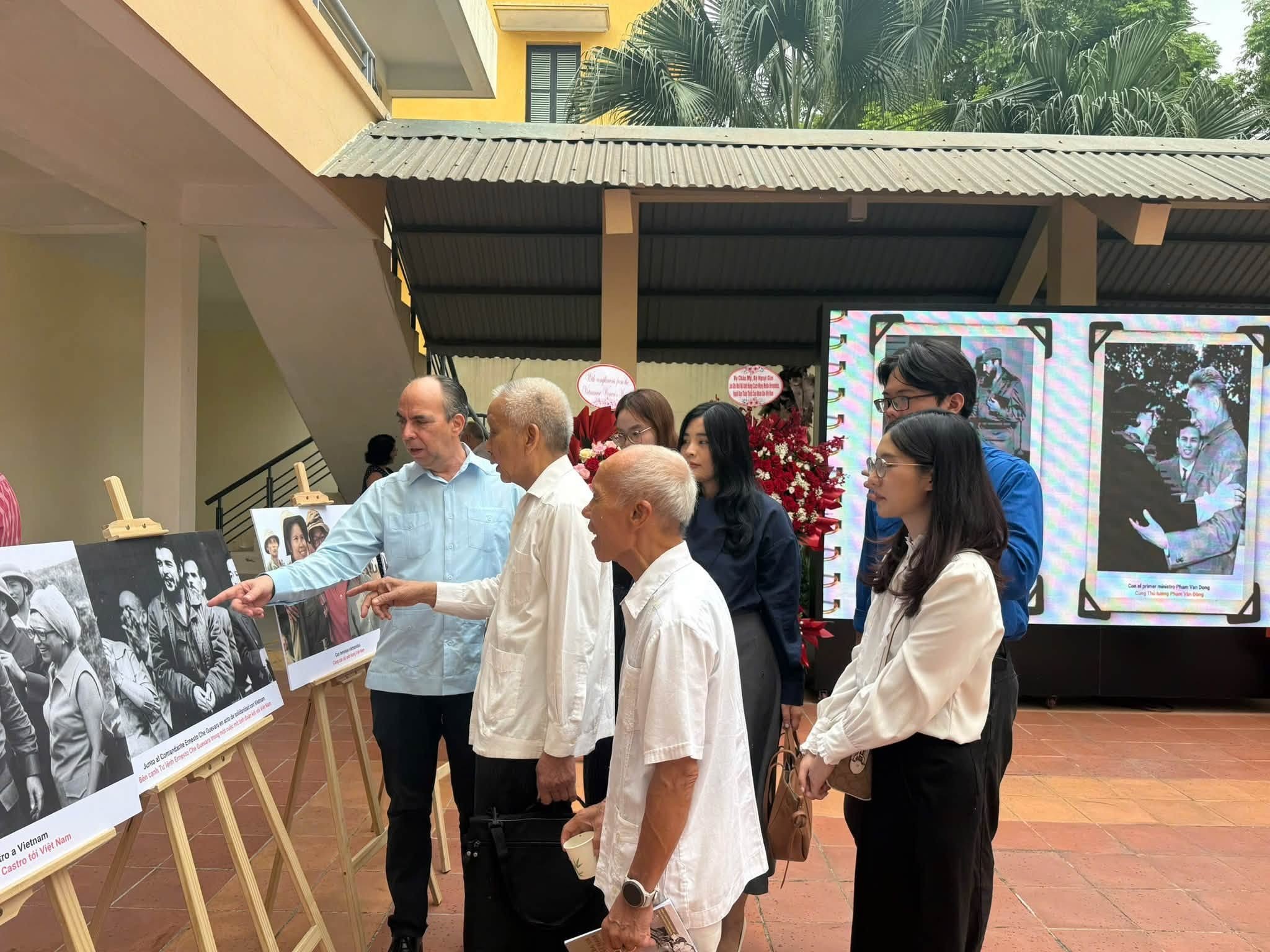 Đại sứ Cuba tại Việt Nam Rogelio Polanco Fuentes tham quan triển lãm ề nữ anh hùng cách mạng Cuba Melba Hernández và Việt Nam. (Ảnh: KT) Đại sứ Cuba tại Việt Nam Rogelio Polanco Fuentes tham quan triển lãm ề nữ anh hùng cách mạng Cuba Melba Hernández và Việt Nam. (Ảnh: KT)