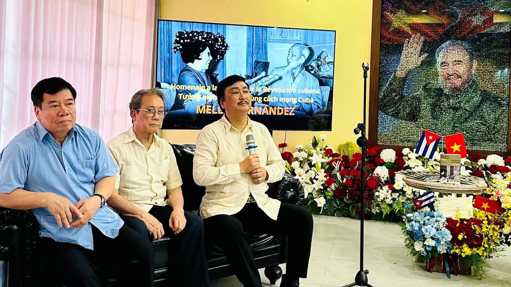 Từ trái sang: PGS.TS Nguyễn Viết Thảo, ông Nguyễn Xuân Phong và ông Nguyễn Nam Liên tại lễ tưởng niệm. (Ảnh: KT) Từ trái sang: PGS.TS Nguyễn Viết Thảo, ông Nguyễn Xuân Phong và ông Nguyễn Nam Liên tại lễ tưởng niệm. (Ảnh: KT)