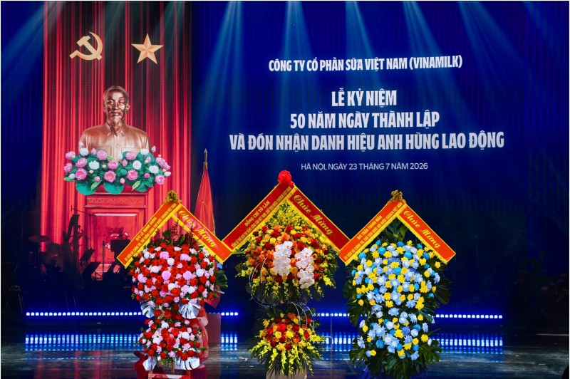Vinamilk vô cùng vinh dự và tự hào được đón nhận những lẵng hoa chúc mừng từ lãnh đạo, nguyên lãnh đạo Đảng và Nhà nước (Ảnh: Minh Anh). Vinamilk vô cùng vinh dự và tự hào được đón nhận những lẵng hoa chúc mừng từ lãnh đạo, nguyên lãnh đạo Đảng và Nhà nước (Ảnh: Minh Anh).
