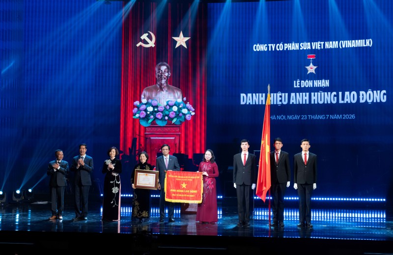 í thư Trung ương Đảng, Phó Chủ tịch nước Cộng hòa Xã hội Chủ nghĩa Việt Nam Võ Thị Ánh Xuân (áo dài đỏ) đại diện Đảng và Nhà nước trao tặng danh hiệu Anh hùng Lao động lần thứ hai cho tập thể Vinamilk (Ảnh: Minh Anh). í thư Trung ương Đảng, Phó Chủ tịch nước Cộng hòa Xã hội Chủ nghĩa Việt Nam Võ Thị Ánh Xuân (áo dài đỏ) đại diện Đảng và Nhà nước trao tặng danh hiệu Anh hùng Lao động lần thứ hai cho tập thể Vinamilk (Ảnh: Minh Anh).