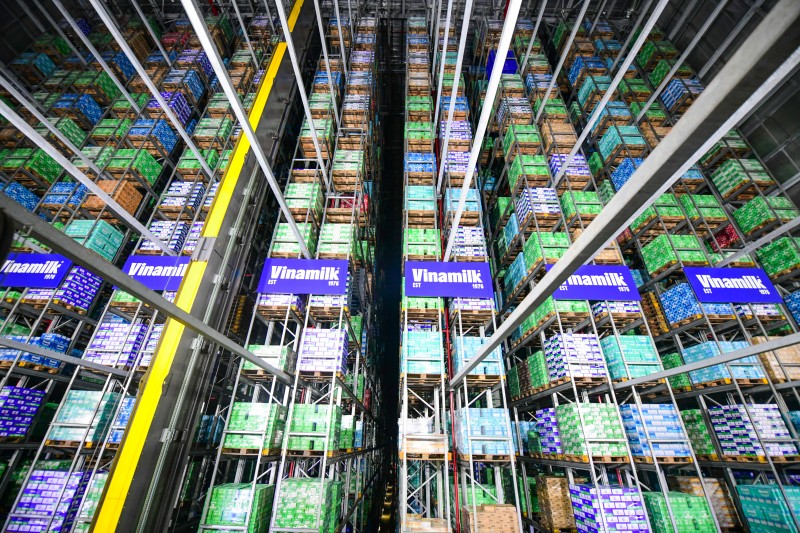 Với mục tiêu làm chủ nguồn dinh dưỡng cho người Việt, Vinamilk từng bước khẳng định năng lực sản xuất quốc tế với các siêu nhà máy quy mô và hiện đại hàng đầu khu vực. Với mục tiêu làm chủ nguồn dinh dưỡng cho người Việt, Vinamilk từng bước khẳng định năng lực sản xuất quốc tế với các siêu nhà máy quy mô và hiện đại hàng đầu khu vực.