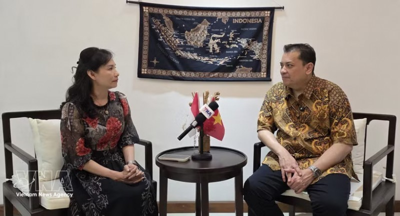 Dr. Arisman (right), Executive Director of the Centre for Southeast Asian Studies (CSEAS) in Indonesia, grants an interview to the Vietnam News Agency. (Photo: VNA) Dr. Arisman (right), Executive Director of the Centre for Southeast Asian Studies (CSEAS) in Indonesia, grants an interview to the Vietnam News Agency. (Photo: VNA)