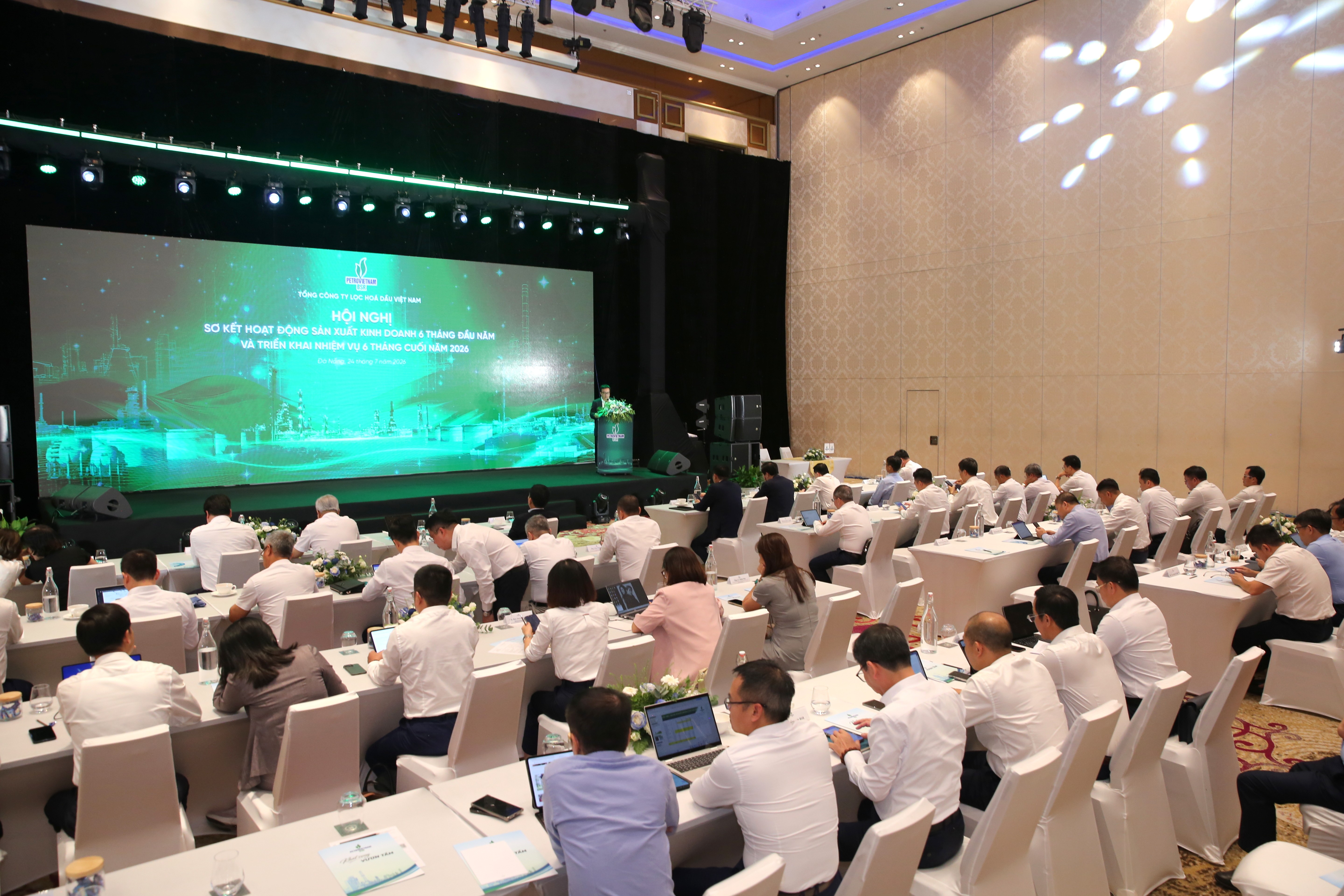 Chiều 24/7/2026, Tổng Công ty Lọc hóa dầu Việt Nam tổ chức Hội nghị sơ kết hoạt động sản xuất kinh doanh 6 tháng đầu năm và triển khai nhiệm vụ 6 tháng cuối năm 2026. Chiều 24/7/2026, Tổng Công ty Lọc hóa dầu Việt Nam tổ chức Hội nghị sơ kết hoạt động sản xuất kinh doanh 6 tháng đầu năm và triển khai nhiệm vụ 6 tháng cuối năm 2026.