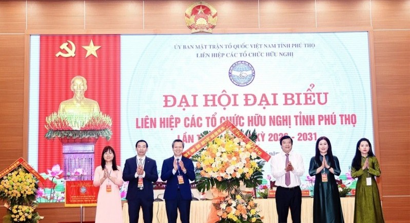 អនុលេខានៃគណៈកម្មាធិការបក្សខេត្ត លោក Nguyen Manh Son ជូនផ្កាអបអរសាទរមហាសន្និបាត។ អនុលេខានៃគណៈកម្មាធិការបក្សខេត្ត លោក Nguyen Manh Son ជូនផ្កាអបអរសាទរមហាសន្និបាត។