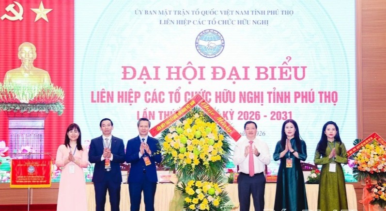 អនុប្រធានសម្ព័ន្ធបណ្តាអង្គការមិត្តភាពវៀតណាម លោក Nguyen Ngoc Hung ជូនផ្កាអបអរសាទរមហាសន្និបាត។ អនុប្រធានសម្ព័ន្ធបណ្តាអង្គការមិត្តភាពវៀតណាម លោក Nguyen Ngoc Hung ជូនផ្កាអបអរសាទរមហាសន្និបាត។
