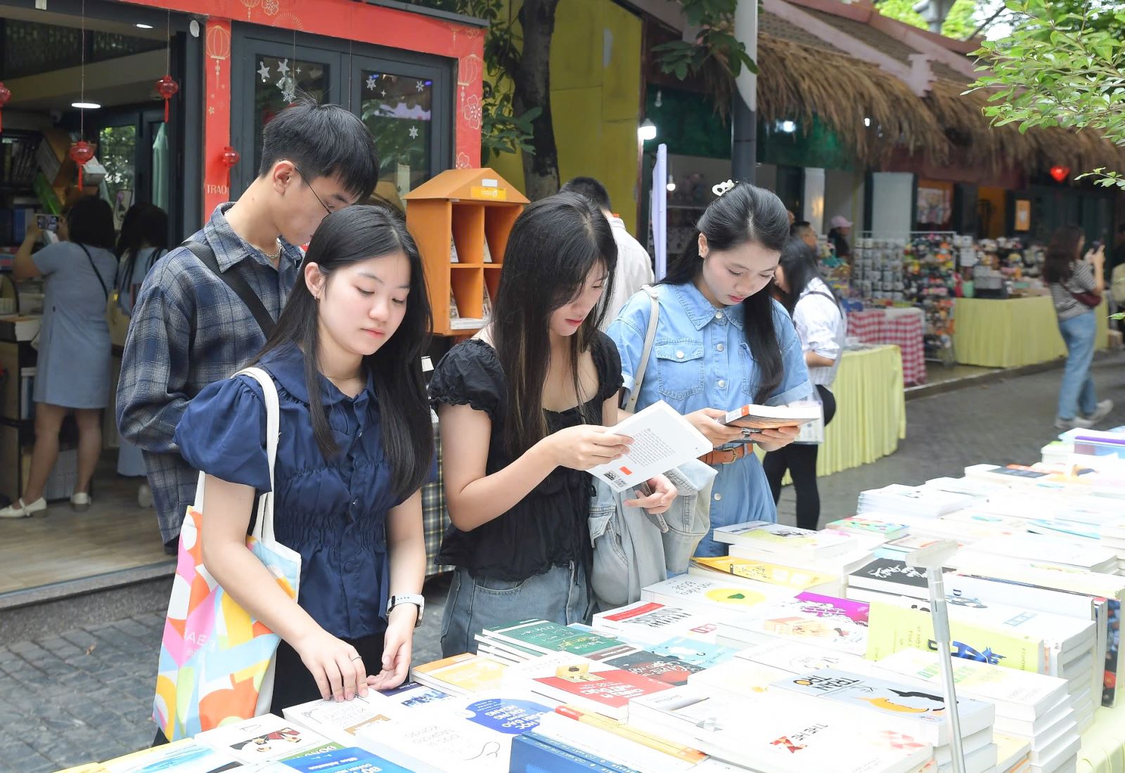 Bồi đắp sức mạnh con người Việt Nam từ văn hóa cơ sở, gia đình và tri thức số Chú thích ảnh