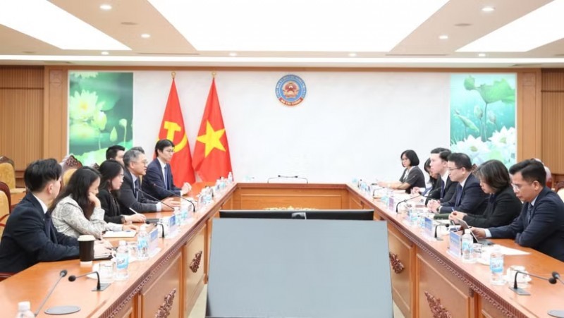 Deputy Minister of Finance Tran Quoc Phuong holds a working session with Bing Li, Head of Asia-Pacific for Bloomberg in Hanoi. (Photo: tapchitaichinh.vn)