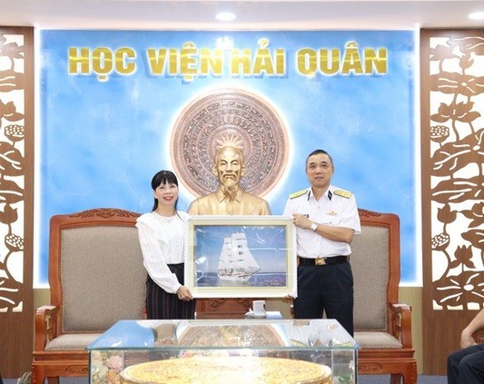 Young Overseas Vietnamese Learn about Homeland's Sea and Islands