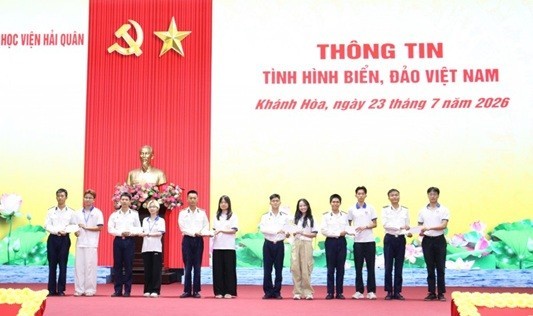 Young Overseas Vietnamese Learn about Homeland's Sea and Islands