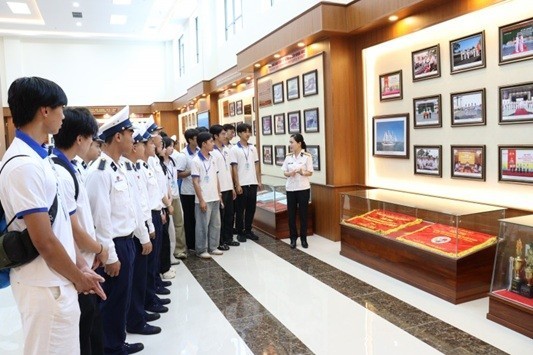 Young Overseas Vietnamese Learn about Homeland's Sea and Islands