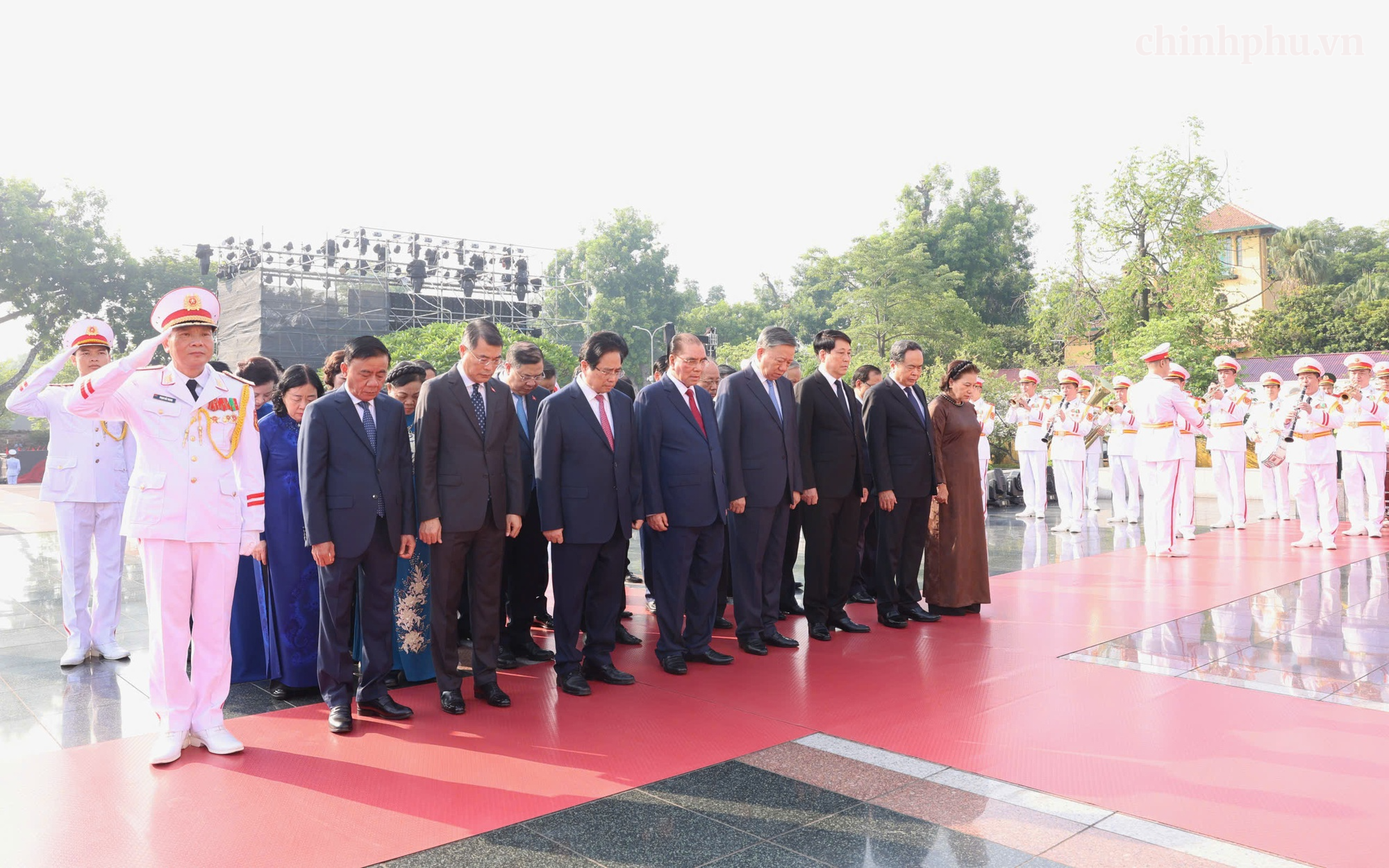 Các đồng chí lãnh đạo, nguyên lãnh đạo Đảng, Nhà nước đặt vòng hoa tại Đài tưởng niệm các Anh hùng liệt sĩ trên đường Bắc Sơn (Ba Đình, Hà Nội) Các đồng chí lãnh đạo, nguyên lãnh đạo Đảng, Nhà nước đặt vòng hoa tại Đài tưởng niệm các Anh hùng liệt sĩ trên đường Bắc Sơn (Ba Đình, Hà Nội)