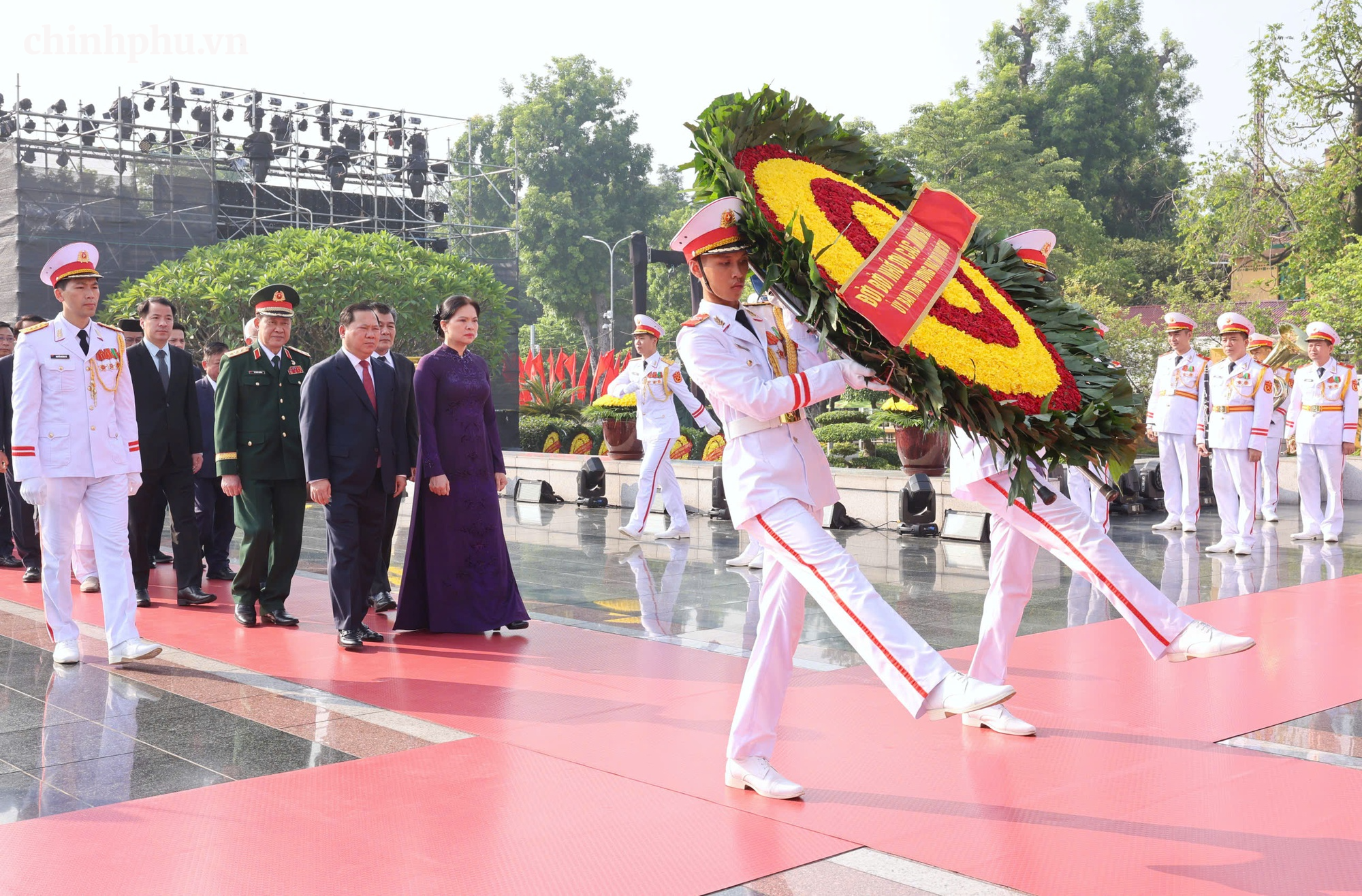 Đoàn đại biểu Ủy ban Trung ương MTTQ Việt Nam đặt vòng hoa tại Đài tưởng niệm các Anh hùng liệt sĩ Đoàn đại biểu Ủy ban Trung ương MTTQ Việt Nam đặt vòng hoa tại Đài tưởng niệm các Anh hùng liệt sĩ