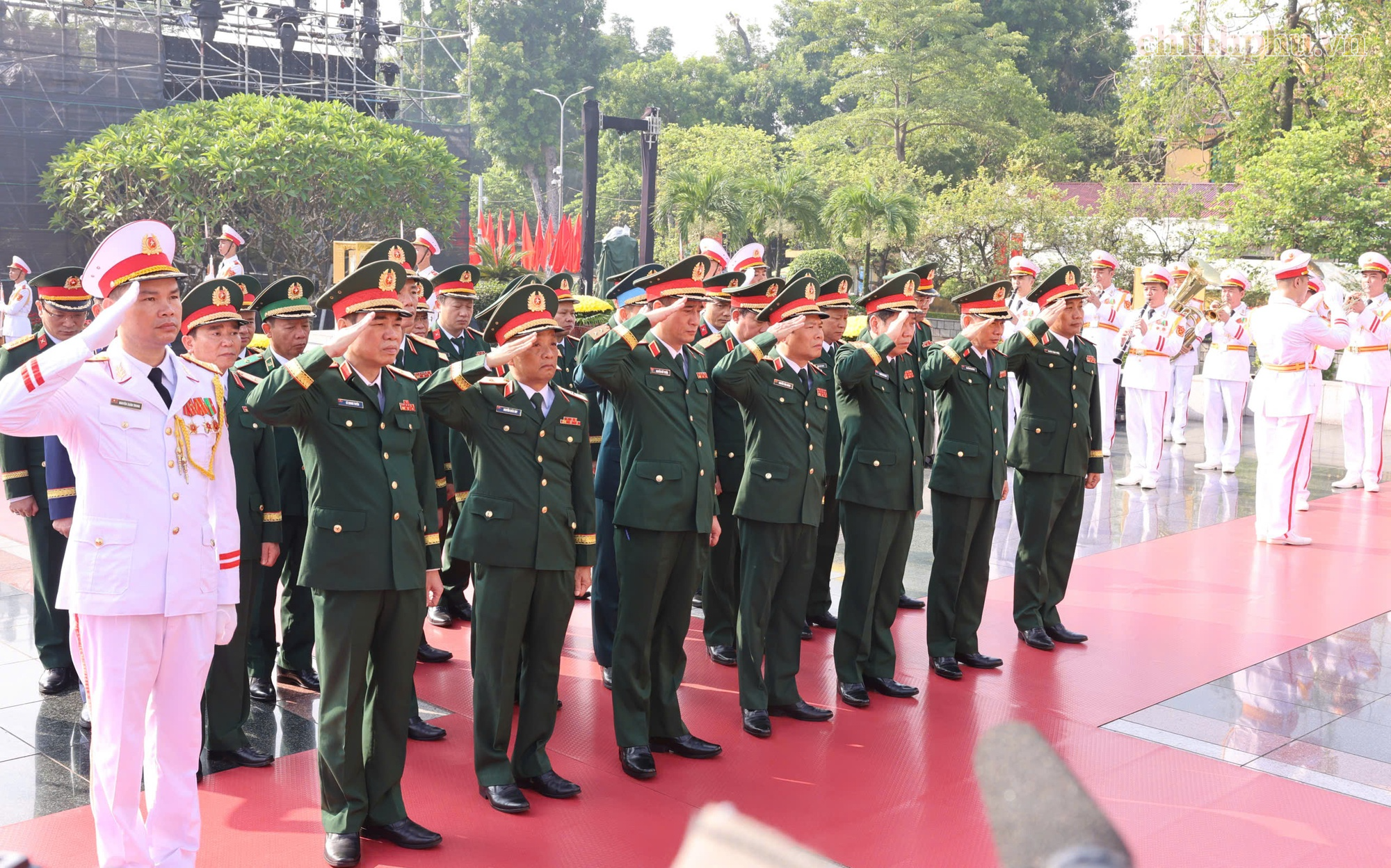 Đoàn đại biểu Quân ủy Trung ương - Bộ Quốc phòng đặt vòng hoa tưởng niệm các Anh hùng liệt sĩ Đoàn đại biểu Quân ủy Trung ương - Bộ Quốc phòng đặt vòng hoa tưởng niệm các Anh hùng liệt sĩ