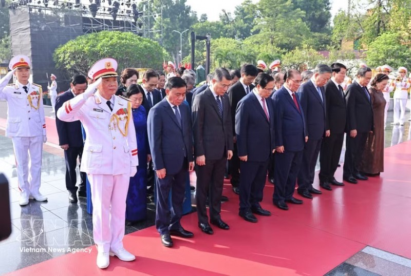 Incumbent and former leaders of the Party and the State pay tribute to fallen soldiers at the Monument to Heroic Martyrs on Bac Son street in Hanoi. (Photo: VNA) Incumbent and former leaders of the Party and the State pay tribute to fallen soldiers at the Monument to Heroic Martyrs on Bac Son street in Hanoi. (Photo: VNA)
