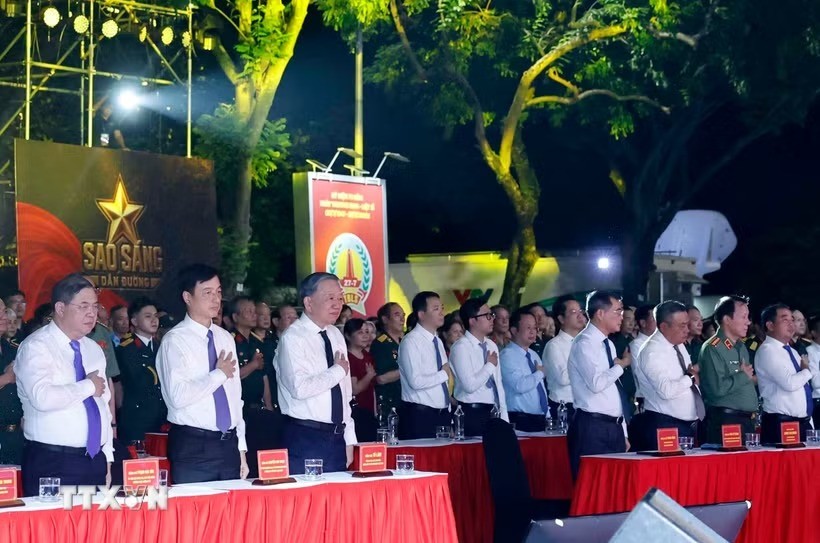 Tổng Bí thư, Chủ tịch nước Tô Lâm, Thủ tướng Lê Minh Hưng và các đại biểu tại điểm cầu Hà Nội. (Ảnh: Thống Nhất/TTXVN) Tổng Bí thư, Chủ tịch nước Tô Lâm, Thủ tướng Lê Minh Hưng và các đại biểu tại điểm cầu Hà Nội. (Ảnh: Thống Nhất/TTXVN)