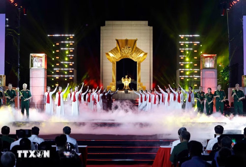 Tiết mục nghệ thuật tại điểm cầu Hà Nội. (Ảnh: Thống Nhất/TTXVN) Tiết mục nghệ thuật tại điểm cầu Hà Nội. (Ảnh: Thống Nhất/TTXVN)