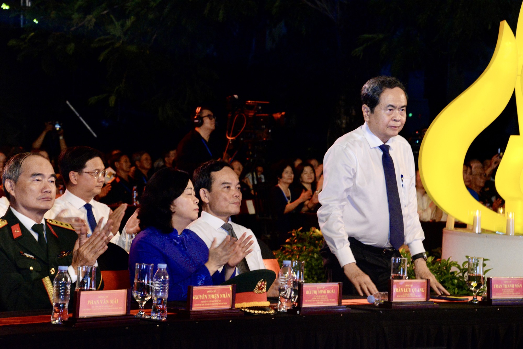 越共中央政治局委员、国会主席陈青敏在胡志明市黎氏莲公园会场出席活动。 越共中央政治局委员、国会主席陈青敏在胡志明市黎氏莲公园会场出席活动。