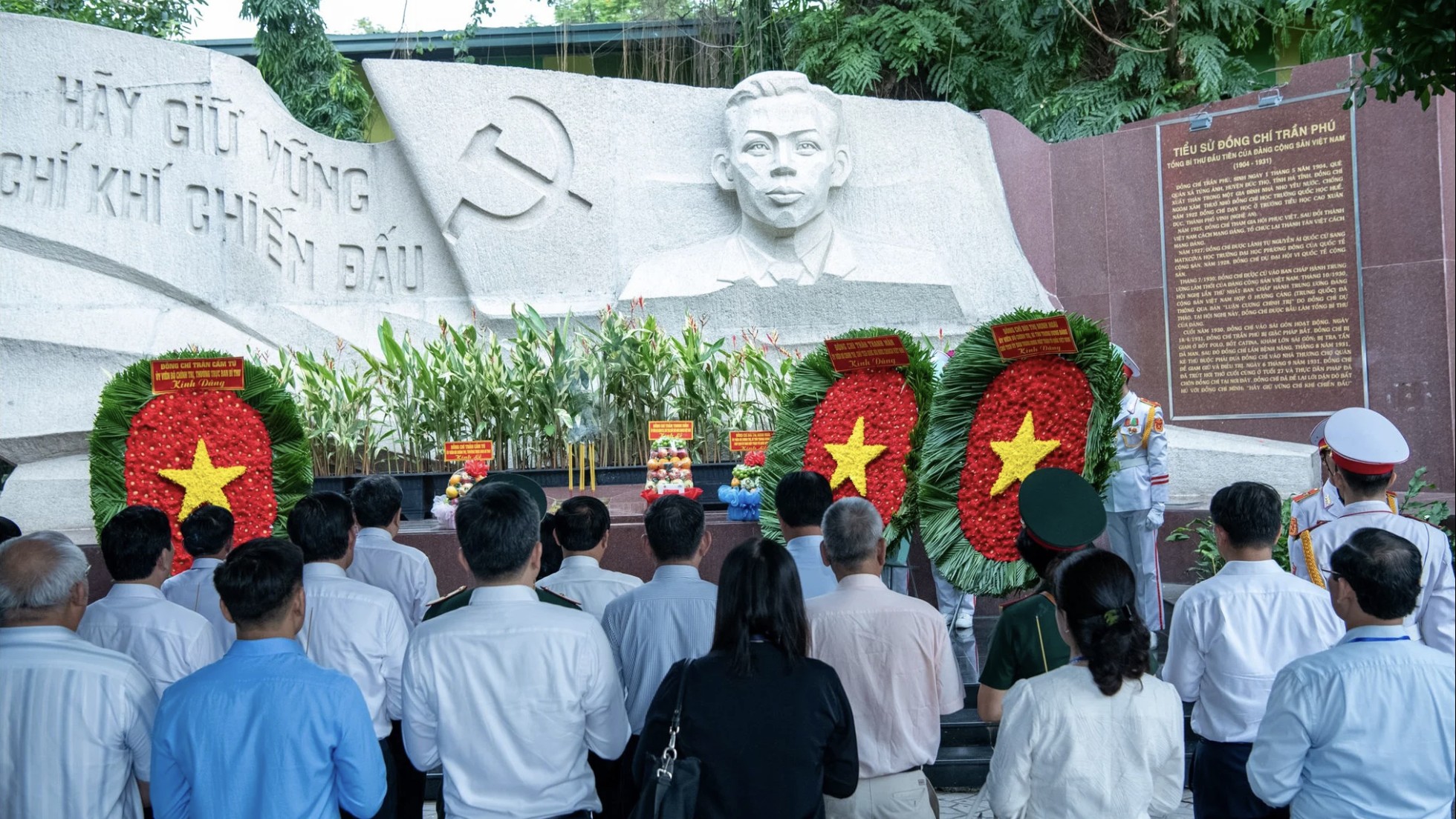 国会主席陈青敏率团赴胡志明市瞻仰英烈并敬献花圈