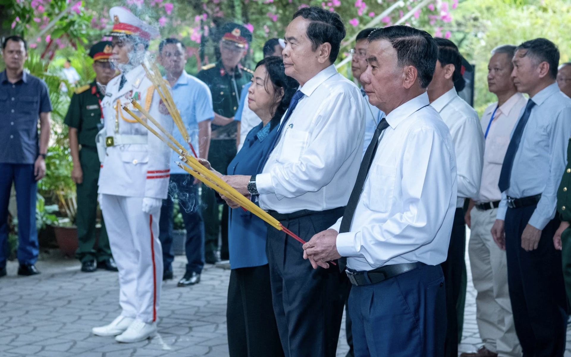 越共中央政治局委员、国会主席陈青敏率团前往胡志明市多地敬献花圈、上香，深切缅怀为民族独立、国家统一和人民幸福献身的英雄烈士。